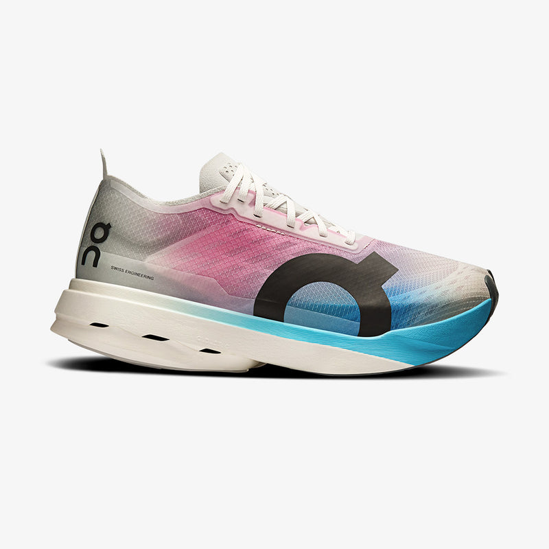 Tênis On Running Cloudboom Strike Feminino Branco-Rosa