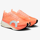 Tênis On Running Cloudboom Strike Feminino Laranja-Branco
